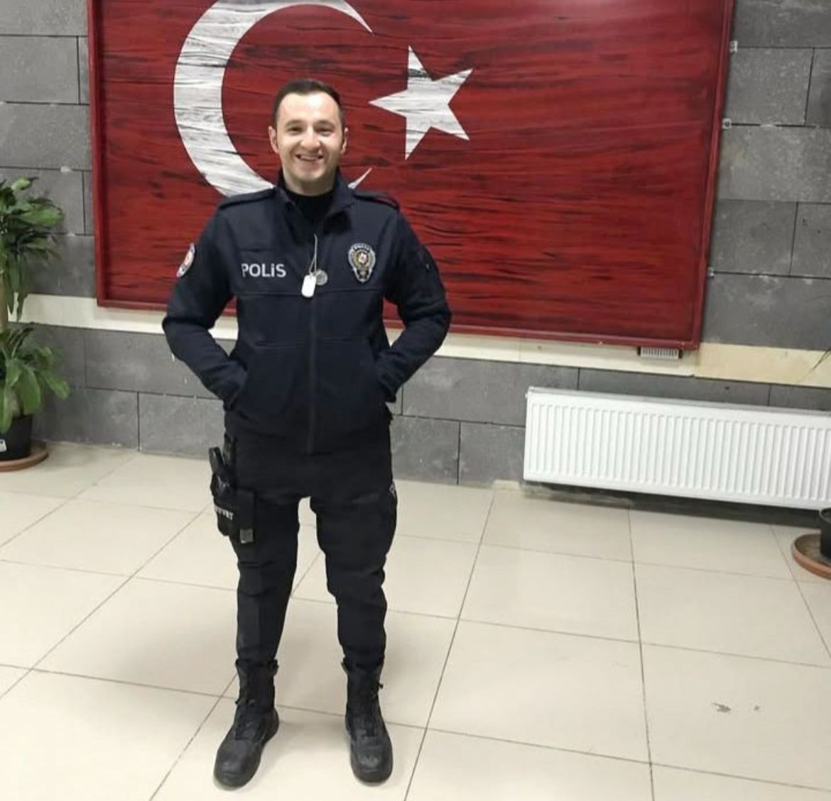 Giresun'da görev yapan trafik polisi Emrah Sevim, bu sabah göreve gitmeden önce kendi silahıyla intihar etti.