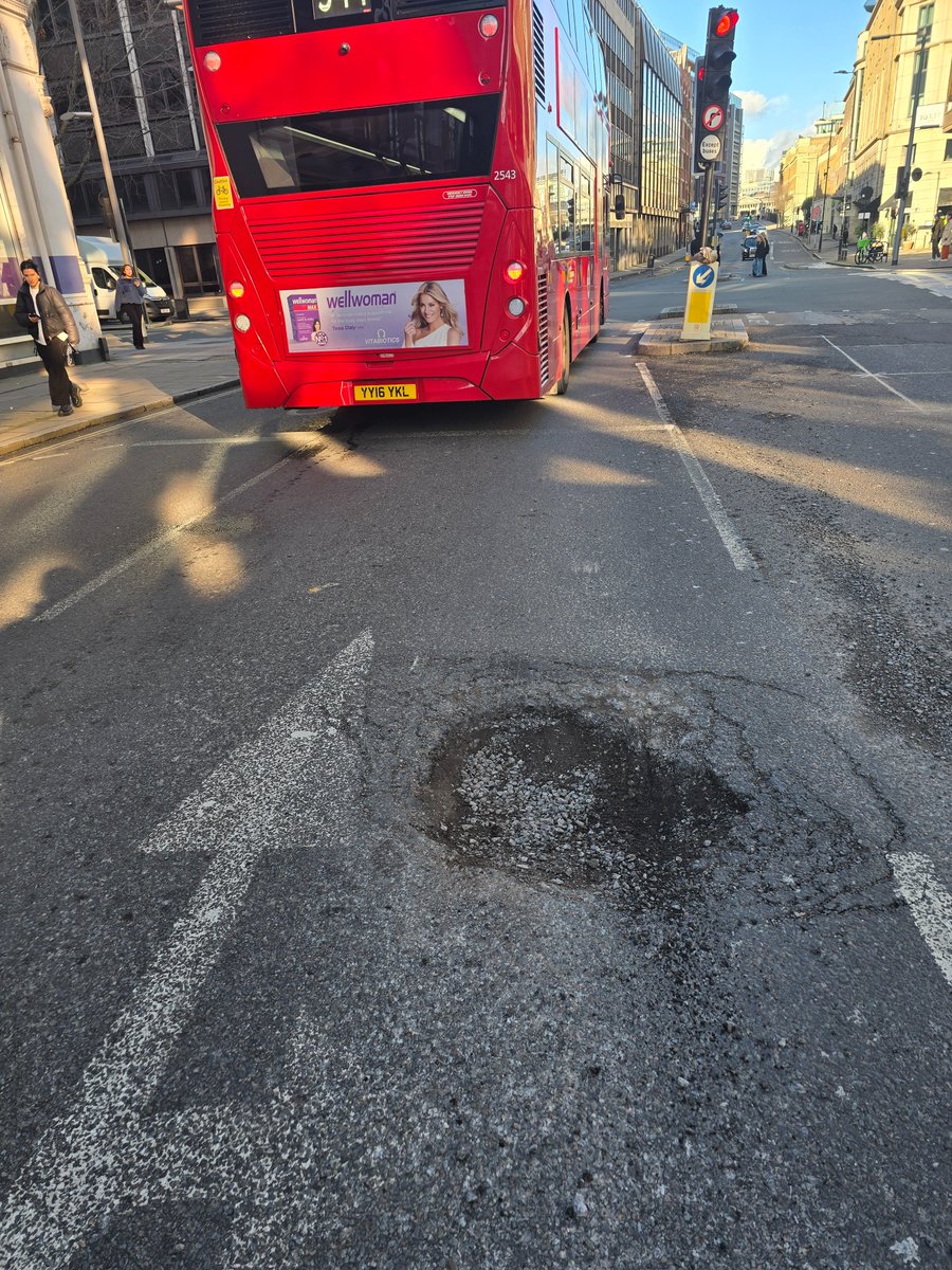 TaximanLondon's tweet image. Beware of enormous pothole Southwark Bridge Road _ Southwark St #pothole #tfl #southwarkcouncil