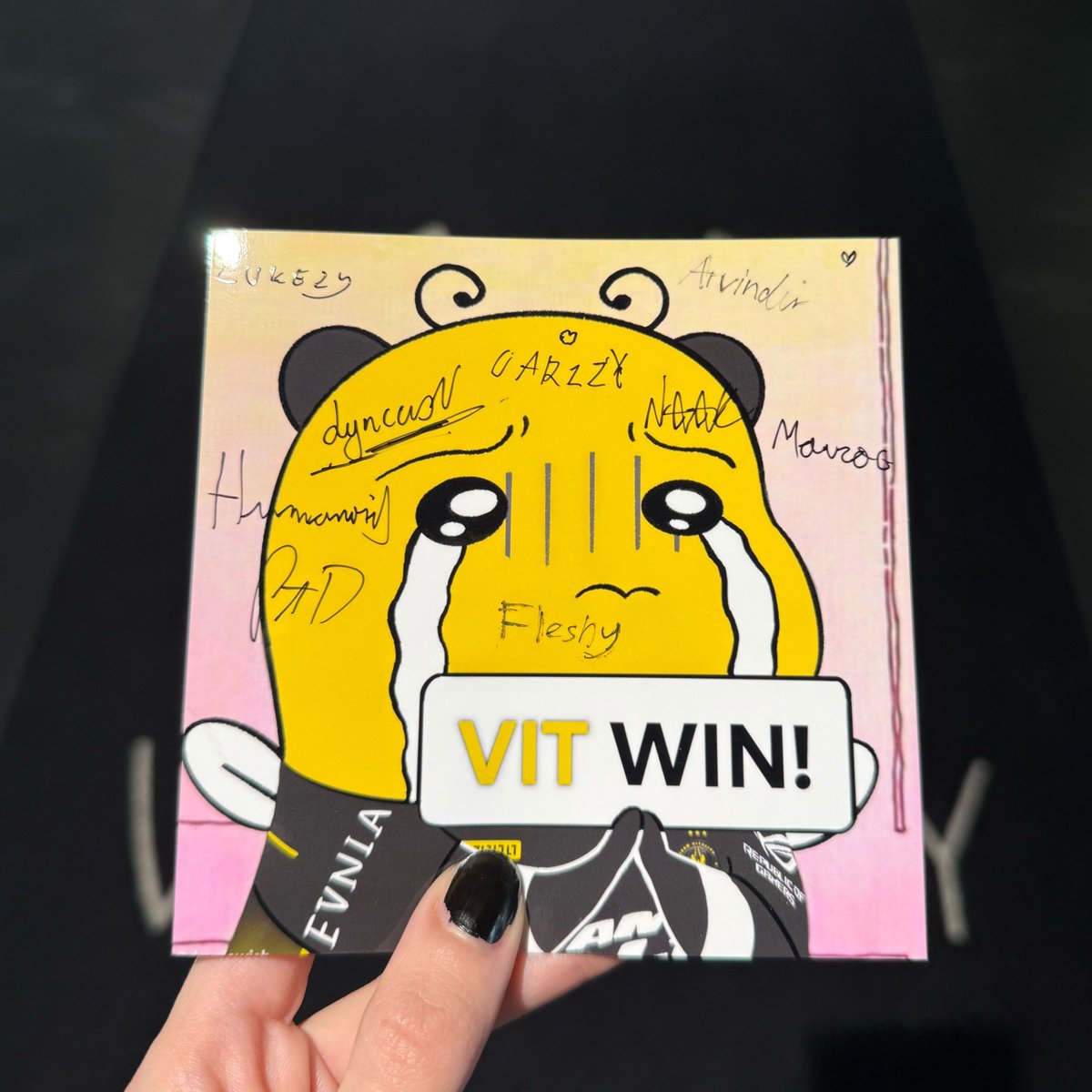 TeamVitalityLOL's tweet photo. Your support means the world to us, so we'd like to give back 💛

To enter the giveaway and win this signed sticker make sure to:
👤 Follow @TeamVitalityLOL and @lec_fanart 
🔂 Retweet this tweet 

The draw will be concluded on the 25th, good luck! https://t.co/jBJdaft4iT