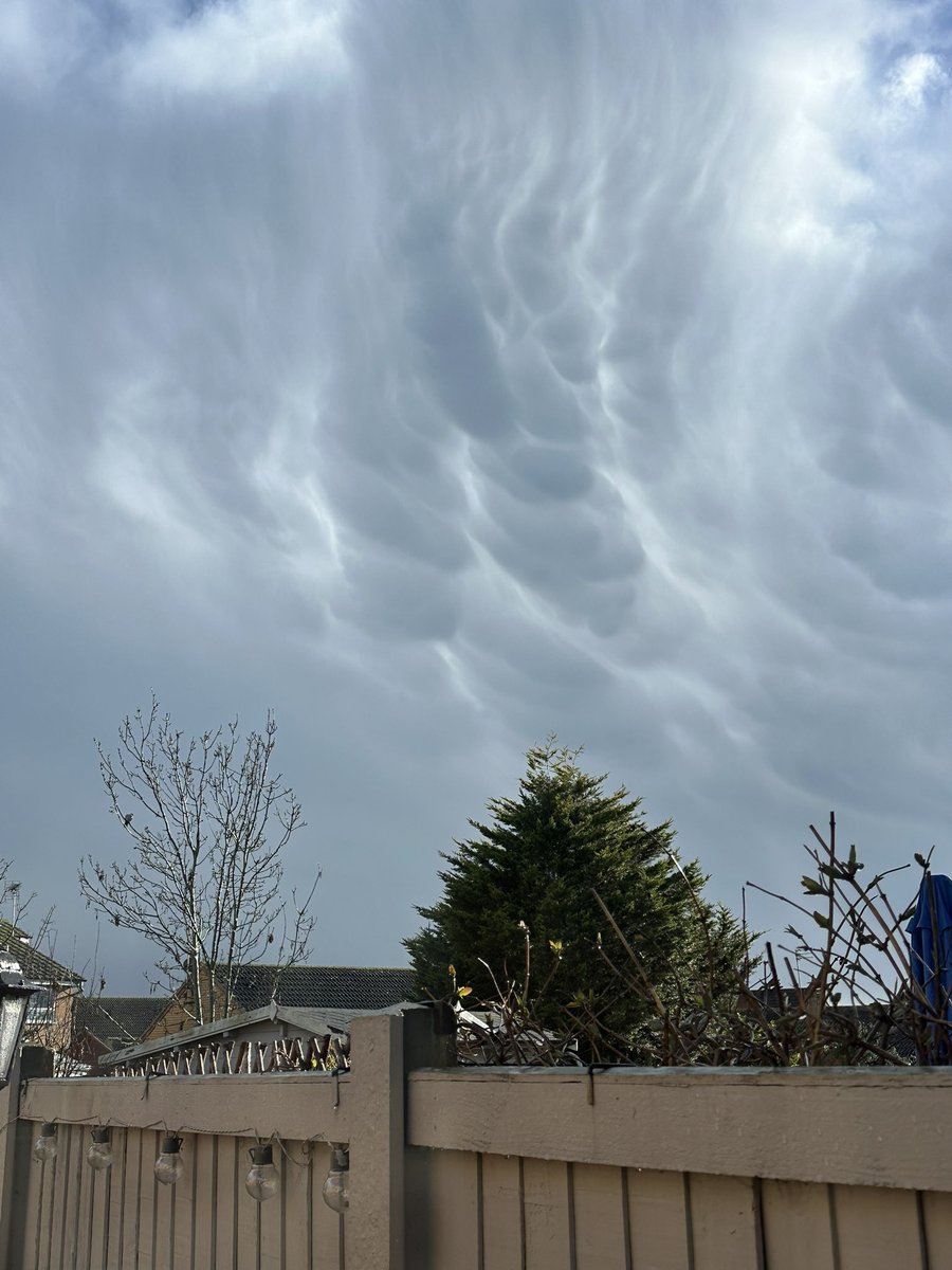 What a beautiful display of what I think are mammatus clouds <a href="/metofficeUK/">Met Office - UK</a> <a href="/ukweather/">ukweather</a>