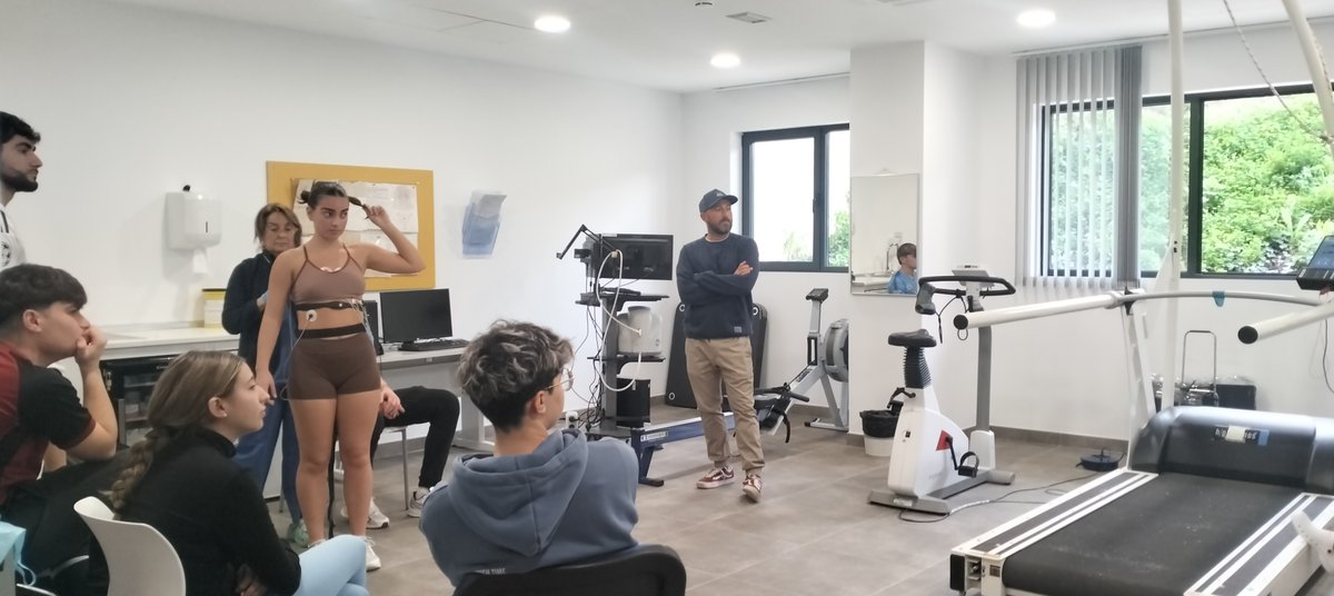 CAMD_info's tweet photo. 🎓🏃♂️🏃♀️Alumnado de 1º del Ciclo Formativo de Grado Superior en TS de Acondicionamiento Físico del @laUni_Malaga ha visitado el #CAMD de Málaga 🏥⚕️Conocieron el trabajo que se hace allí y comprendiendo la importancia de la valoración médica antes y durante el ejercicio🩺 https://t.co/SzHKq5wC1o