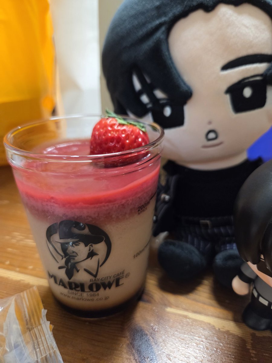 Co_snwS1's tweet photo. めめおたんじょうびおめでとう。
#目黒蓮誕生祭2026 
今は遠くにいるかもしれないけど同じ空のしたですね。
#いつもありがとう

なんかボケてしまう。。。
おじさんにピントが。。。 https://t.co/Fz5f0aH6tt
