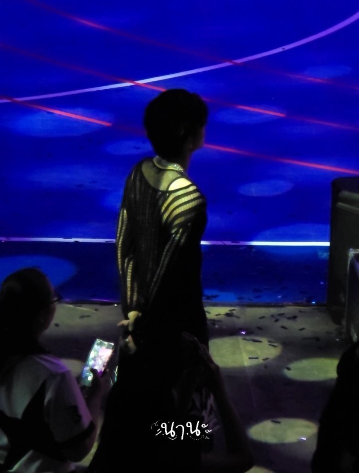 ไม่เคยเปลี่ยนเลย😭คอนสตาร์ลิมปิคภูวินร้องเพลง วันเกิดเธอ ห้อยอยู่บนเพลทสูง ปอนด์ก็ไม่ได้นั่งดูในจอมอนิเตอร์หลังเวทีหรอก เขาออกมายืนเงยแหงนดูภูวินคอแทบเคล็ดด้วยความเป็นห่วง คอนไรเซอร์ก็มาดูภูวินร้องเพลงด้วยตาเนื้อตัวเองเท่านั้น ห่วงใยและภูมิใจ เขารักกันมากจริงๆ🥹
#ปอนด์ภูวินทร์