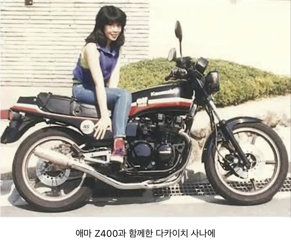 😊취미도 매력적인 다카이치 사나에.
젊은 시절 오토바이 라이더 연맹을 만들어 
단속·규제 완화와 권익 보호를 주장했고,
특히 고속도로 2인 승차 허용 요구 등 교통규제 개선 운동과 집회·캠페인을 벌였다.
이 활동은 폭력 조직이 아니라 청년 라이더 정치운동/압력단체 성격에 가까운 이력으로