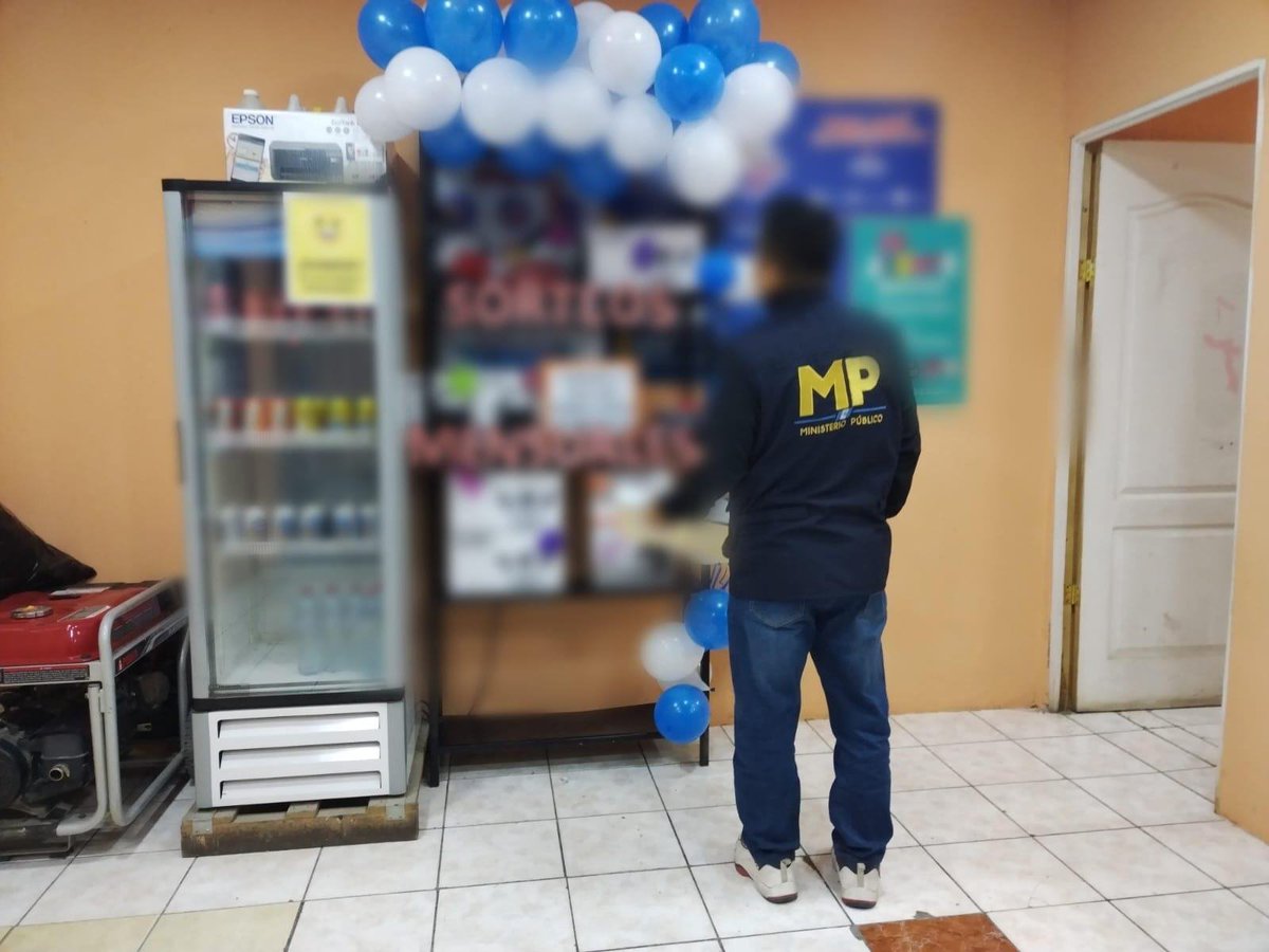 MPguatemala's tweet photo. Allanamientos en desarrollo 🚨

La Fiscalía contra el Lavado de Dinero u Otros Activos, en coordinación con la Fiscalía Regional Metropolitana, y con el apoyo del Ministerio de Gobernación y del Ministerio de la Defensa Nacional, ejecuta este día 22 diligencias de allanamiento, inspección, registro y secuestro de evidencia como parte del operativo “Ventanillas Paralelas”.

La investigación se originó a partir de una denuncia presentada por la Intendencia de Verificación Especial, de la Superintendencia de Bancos que permitió identificar operaciones financieras inusuales vinculadas a agentes bancarios que operaban principalmente en el municipio de San Pedro Soloma, Huehuetenango.

Derivado del análisis financiero ampliado realizado por esta fiscalía en el marco del proceso penal, se ha establecido preliminarmente que la estructura investigada habría movilizado recursos que superan los Q5 mil millones, correspondientes al universo transaccional identificado hasta la fecha.

Dichos montos no constituyen determinación definitiva de responsabilidad penal, sino que forman parte del análisis técnico-financiero que continúa en desarrollo.

De acuerdo con las líneas de investigación, los fondos podrían estar vinculados a actividades ilícitas de carácter transnacional, cuya naturaleza será determinada conforme avance el proceso penal.

En cumplimiento del artículo 10 de la Ley contra el Lavado de Dinero u Otros Activos, la información relacionada con la investigación posee carácter reservado, por lo que no es posible proporcionar mayores detalles en esta etapa.

#Allanamientos 🚨
#MPfuerteYfirme 💪