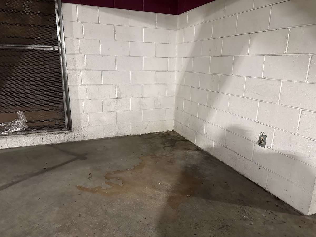 cfishing's tweet photo. @MtM_Vegas @VitalVegas @VenetianPoker @LasVegasLocally @VenetianVegas @PalazzoVegas
P1 self-parking at Palazzo is a health hazard. For weeks: multiple feces clumps in corners + widespread urine soaking. Strong odor, feels like a biohazard. Unacceptable for a top resort. https://t.co/XfKHpQFoyQ