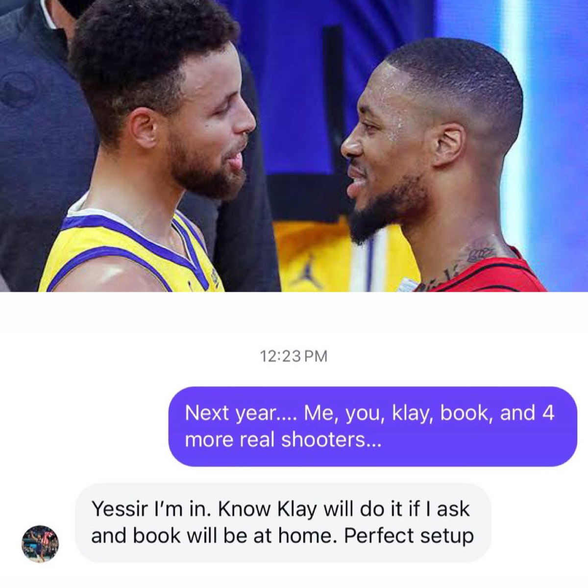 brasilcoast2's tweet photo. ⚠️ VAI ROLAR!

Damian Lillard simplesmente postando um direct que ele trocou com Steph Curry ontem:

“Ano que vem, você, eu, Klay, Booker e mais 4 arremessadores…”

“Vamos nessa! Sei que Klay vai se eu pedir, e Booker estará em casa, vai dar certo.” https://t.co/aSLYJrVedV