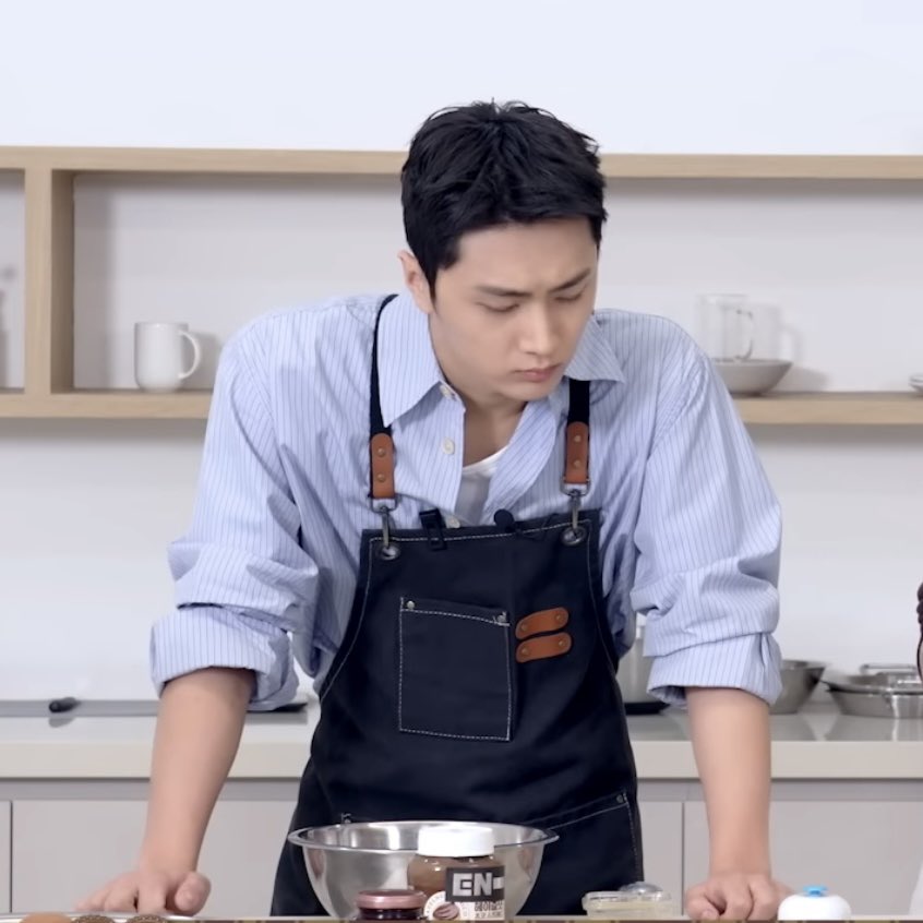 아니 머리때문에 군휴가나와서도 여자친구한테 요리해주는 남자친구로보임
여친이 장난친다고 한입먹고 음~~~ 이러면

아까코코아가루너무많이들어가서좀쓸수도있어원래조금넣어야하는데뚜껑이갑자기열려가지고그래도뺀다고뺏는데맛별로야?괜찮아?못먹겠으면뱉어도돼(자기 손바닥을 내밀며) 라고함