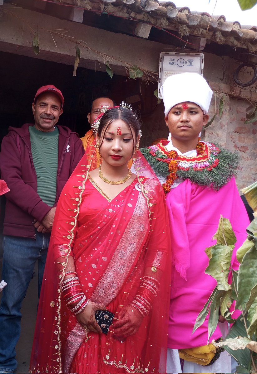 Mahendrakoomar's tweet photo. साथि क्रिष्णश्याम थारु कि  सुपुत्री लक्ष्मी थारुको सफल वैवाहिक जिवनको शुभकामना एवं बधाई व्यक्त गर्न बाँसगढी ७, बर्दियामा । https://t.co/aqe8GXgNbn