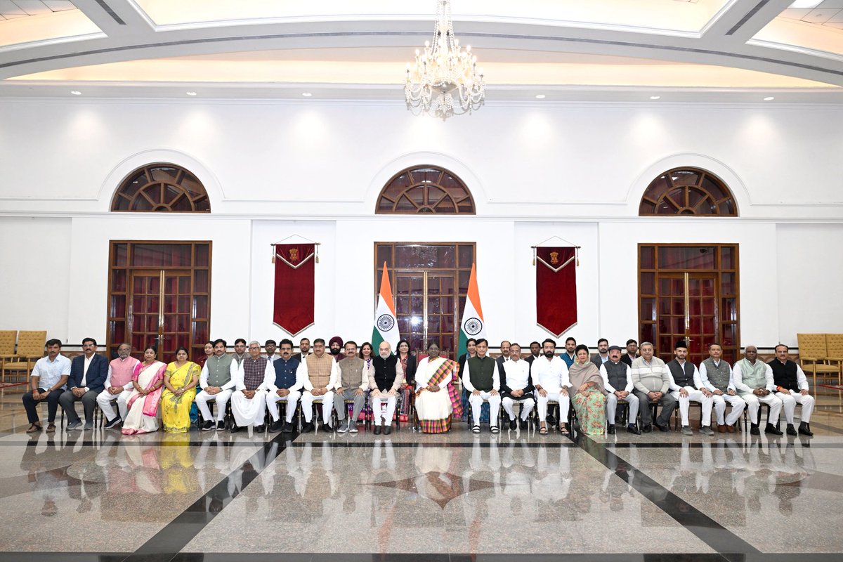 आज संसदीय राजभाषा समिति के सदस्यों के साथ माननीय राष्ट्रपति जी से मिलकर उन्हें समिति का 13वाँ प्रतिवेदन सौंपा।
समिति के कार्य में गति लाकर राजभाषा को और भी सशक्त व आधुनिक बनाने की दिशा में समिति ने बीते 6 वर्षों में राष्ट्रपति जी को 4 प्रतिवेदन सौंपे हैं, जो बहुत बड़ी उपलब्धि है।