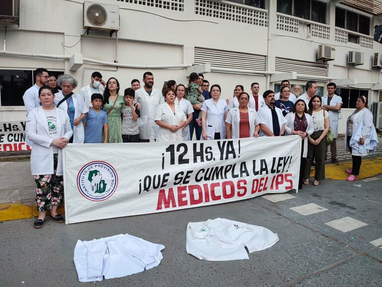 ▶️ IPS: RENUNCIA MASIVA POR SUELDOS BAJOS Y SOBRECARGA | 🏥

 El Sindicato Nacional de Médicos (SINAMED) denuncia que especialistas de la previsional están dejando sus cargos masivamente. Los bajos salarios y el exceso de trabajo volvieron insostenible la situación tanto en el