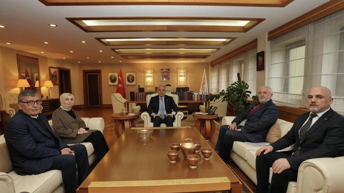 Kültür ve Turizm Bakanı Sayın Mehmet Nuri Ersoy’u makamında ziyaret ederek AK Parti Grup Başkanvekili ve Ankara Milletvekili Sayın Leyla Şahin Usta ve Hüseyin Gazi Vakfı Onursal Başkanı Sayın Özgür Uslu ile birlikte sorunlarımızı dile getirip taleplerimizi ilettik. Desteğini