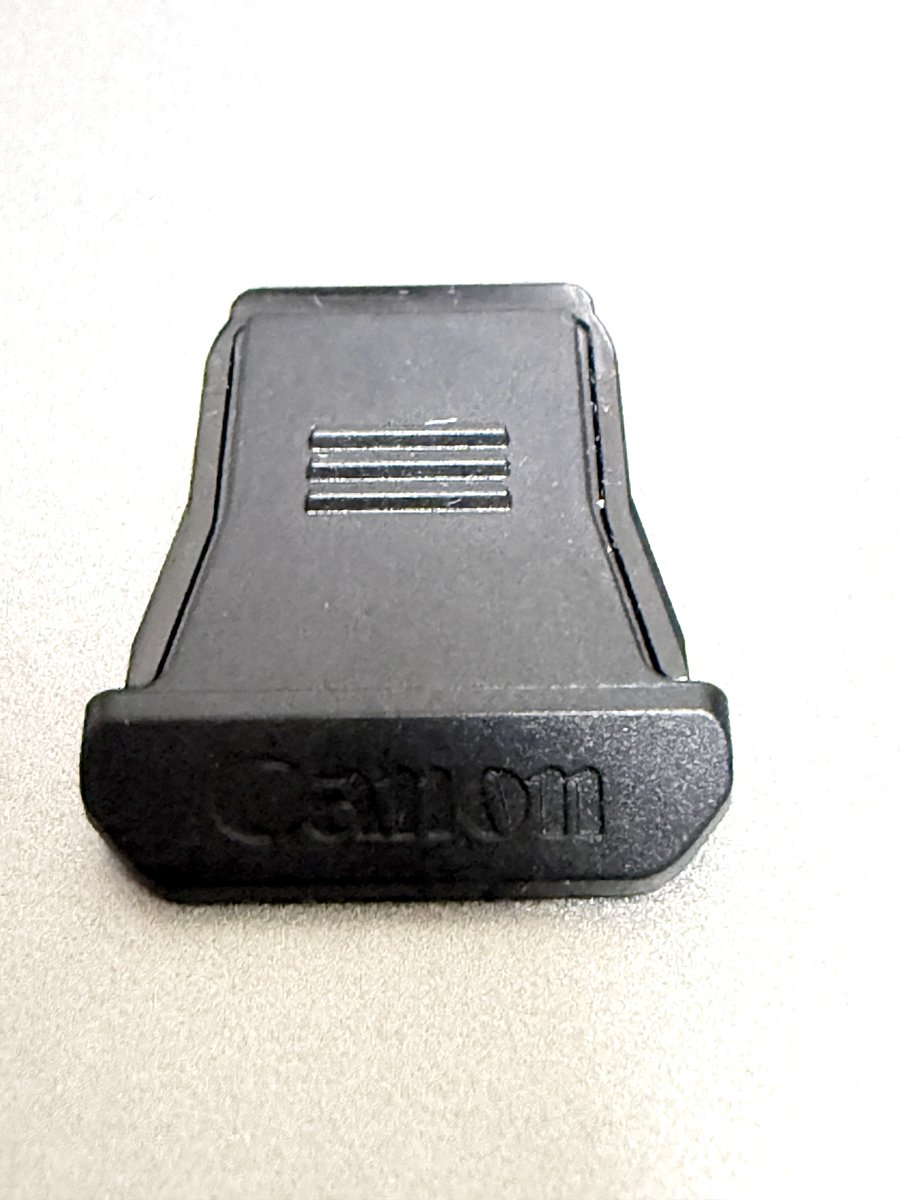 Nametakei_'s tweet photo. EOS R P用にとシューカバーを買ってみたんだけど、シューカバーの末広がりになってる部分がシューのレールに当たって入らず…
ストレート形状のモデルを買わないといけなかった…
買ってしまったのでプラモデル用のデザインナイフで当たる場所をちまちまと削って改造 https://t.co/GsT8nWiCuV