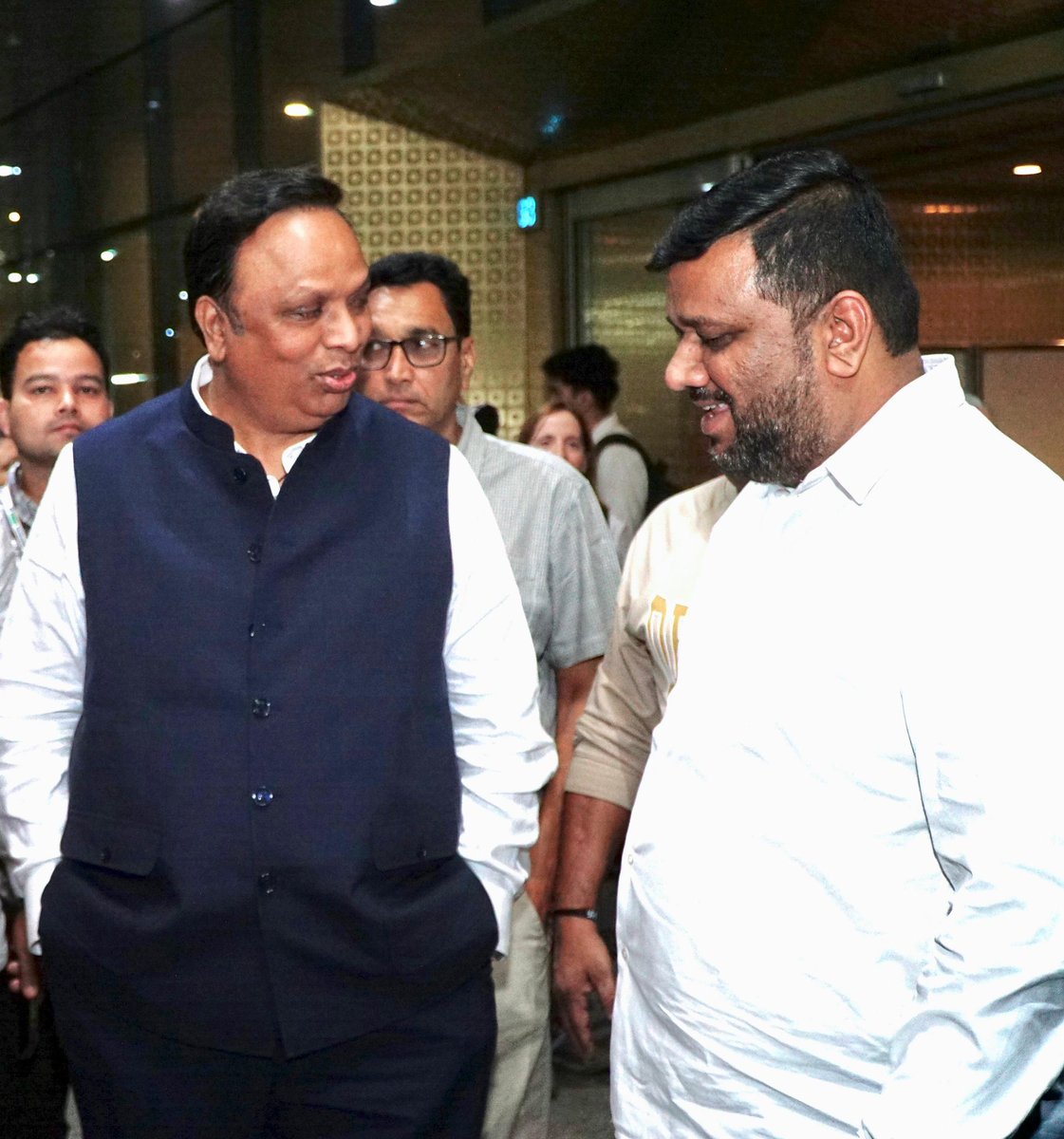 आज विमानतळावर एअरपोर्ट एव्हिएशन युनियन (All India Airport Aviation Union)  आणि माझ्या सर्व कार्यकर्त्यांसह राज्याचे सांस्कृतिक कार्य मंत्री,  माननीय श्री. आशिषजी शेलार साहेब यांचे जल्लोषात स्वागत केले! 🚩

शेलार साहेब,
युनेस्कोच्या जागतिक वारसा यादीत छत्रपती शिवरायांच्या १२