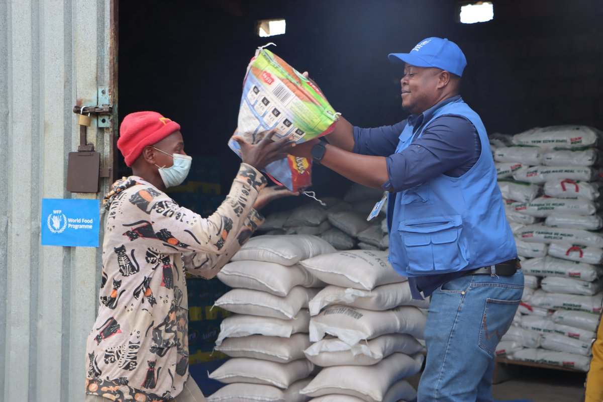 wfp_mozambique's tweet photo. 📸Chiaquelane Accommodation Centre
@WFP continues supporting the Govt🇲🇿 #INGD in Gaza province providing food assistance to families affected by the floods.
Thanks to donors 🇦🇹🇨🇦🇪🇺🇩🇪🇮🇹🇱🇺🇰🇷🇨🇭🇺🇳🇬🇧🇺🇸, we have reached 100,000 people with life‑saving assistance in less than a month. https://t.co/GZKdd9Chbz