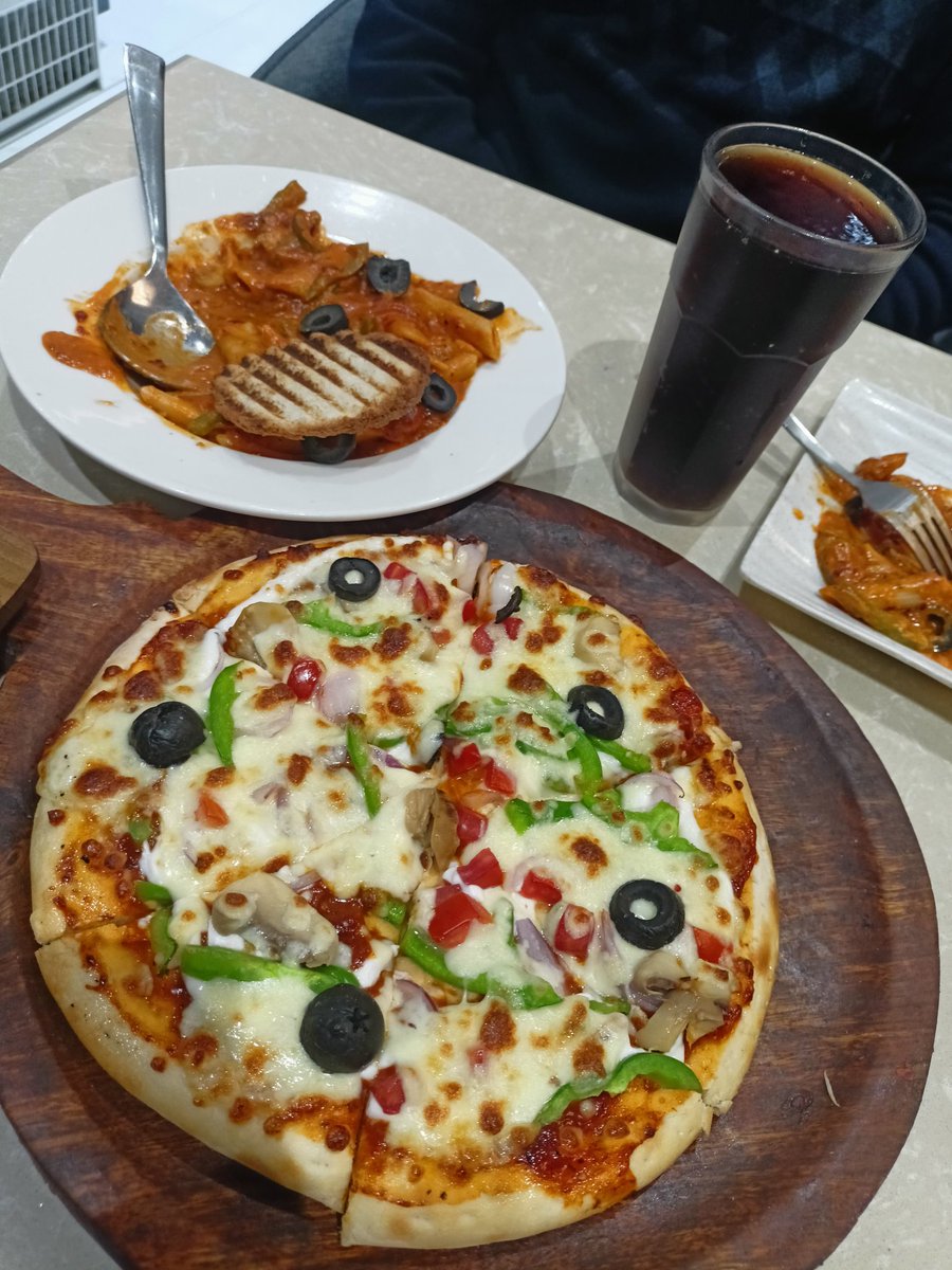Shammy45589443's tweet image. #Pizza #Cold_Drink time 😋
