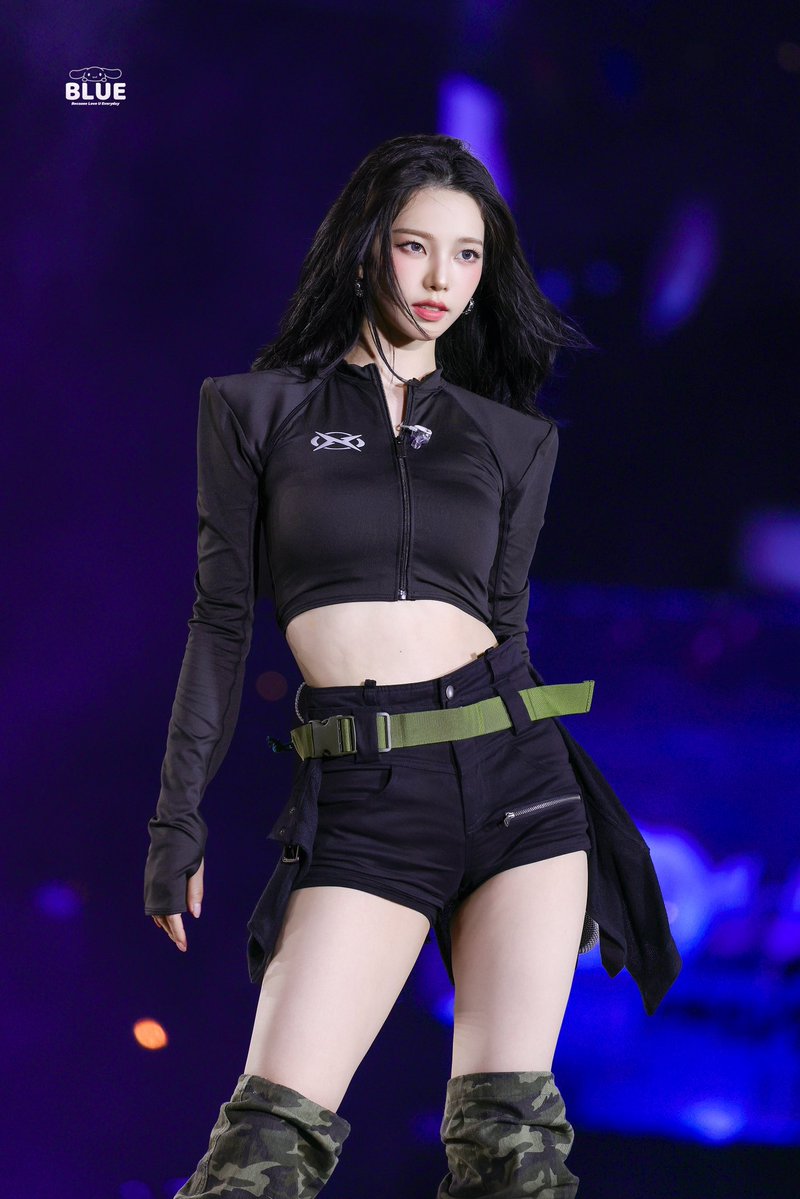 ช็อตนี้ถ่ายจากมุมไหนกล้องแบบไหนก็จึ้ง หน้า ผม หุ่น โพก ทุกอย่างถูกต้องหมด ควีนคาริน่าท่านอยู่สูงกว่าเราจริงๆ