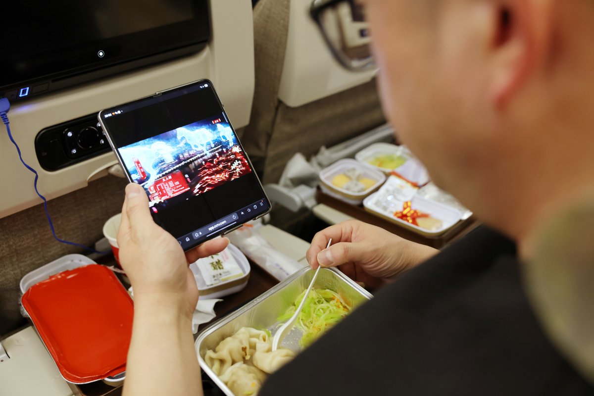 CEAirglobal's tweet photo. 🎊Free high-speed Wi-Fi is onboard.
🥰The #SpringFestivalGala streams live, even above the clouds. #MUinNewYear #SOEsSpringFestival https://t.co/fj6o8Bg5Ww