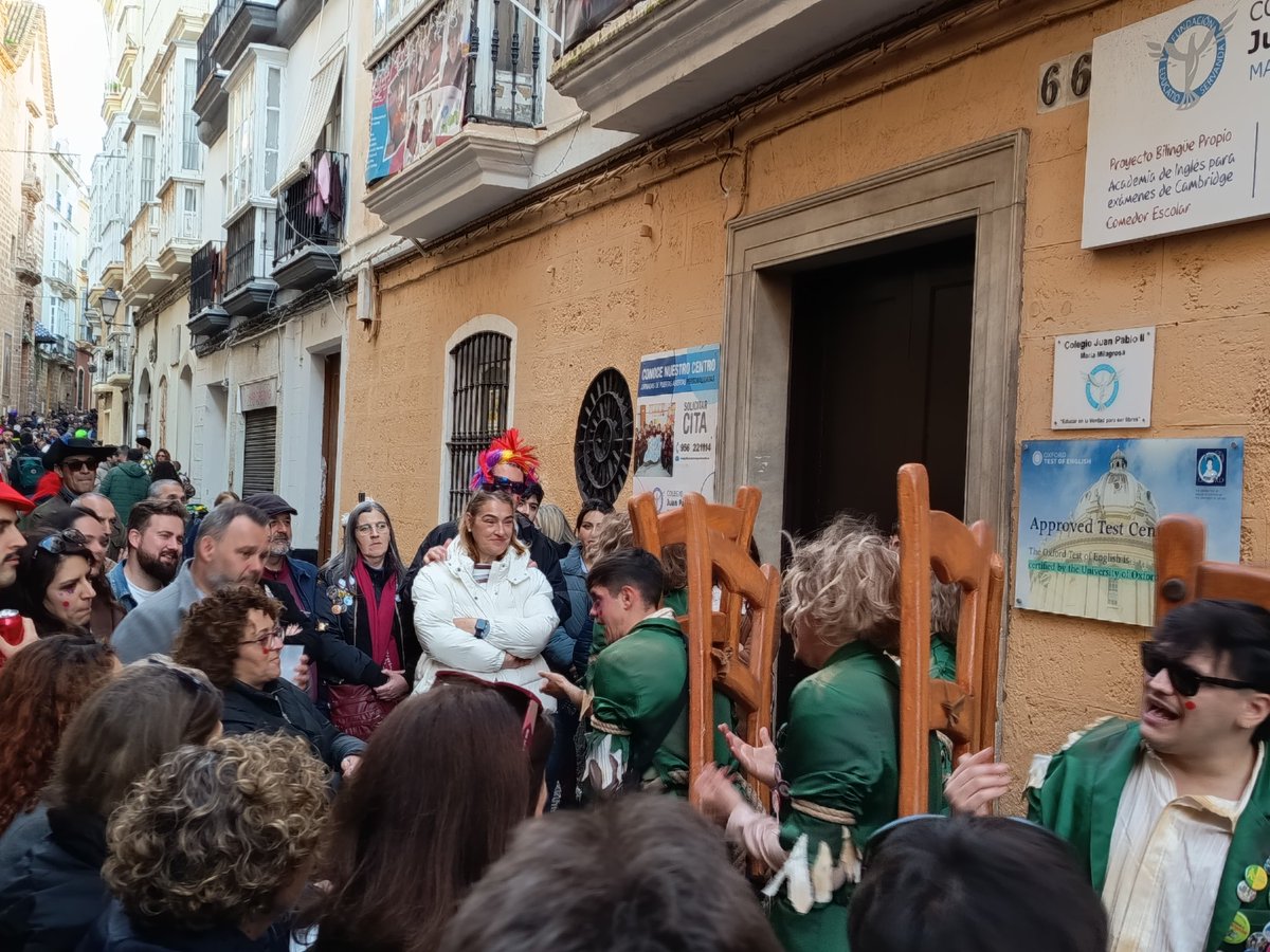 Aquí podemos observar a <a href="/RomeGulere/">Rome</a> disfrutando de los chistes que solo los tontos de Twitter 

<a href="/ChirimixDH/">Chirimix</a>