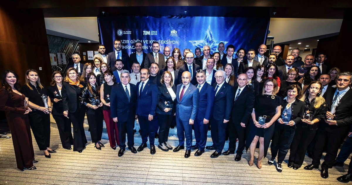 Ege Hazır Giyim ve Konfeksiyon İhracatçıları Birliği (EHKİB) tarafından düzenlenen İhracatın Yıldızları Ödül Töreni, TİM Başkanımız Mustafa Gültepe’nin katılımıyla gerçekleştirildi.

Etkinlikte değerlendirmelerde bulunan Gültepe, “Biz üretim ve ihracatı Türkiye ekonomisinin