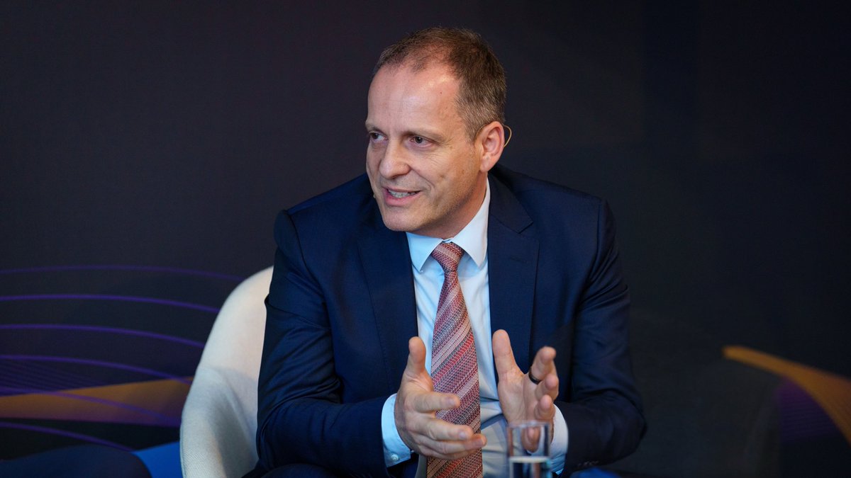 IsabellaMader_'s tweet photo. "Transformation ist kein Meilenstein. Sie ist die Fähigkeit erfolgreicher Organisationen, wiederholt neu zu konfigurieren, ohne jedes Mal in organisatorische Erschöpfung zu geraten."
Rainer Zahradnik, @TCS Schweiz

Zum Interview ➡️ https://t.co/j426KCI9Lz https://t.co/pLTn31QHZV