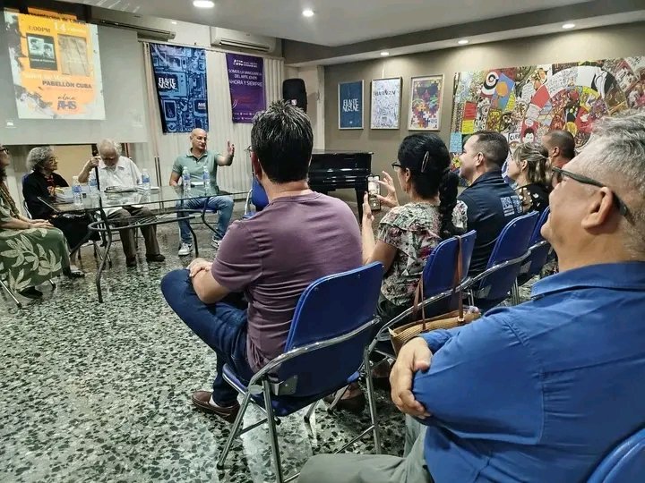 🤍 "Para no separarnos nunca más" : Cartas de Ignacio Agramonte y Amalia Simoni,  "Julio Antonio Mella y Tina Modotti contra el fascismo", títulos presentados en el Salón de Mayo del Pabellón Cuba, sede nacional de la AHS. 

🤍Historias de amor, complicidad y lucha compartida.