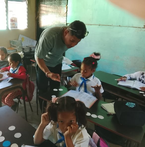 Una vez más se une experiencia, juventud y talento en el trabajo en red  por parte de los profesores de la especialidad de Primaria de la Escuela Pedagógica Antonio Maceo durante una visita a nuestra Institución Educativa. Intercambian  con educandos de primer grado.