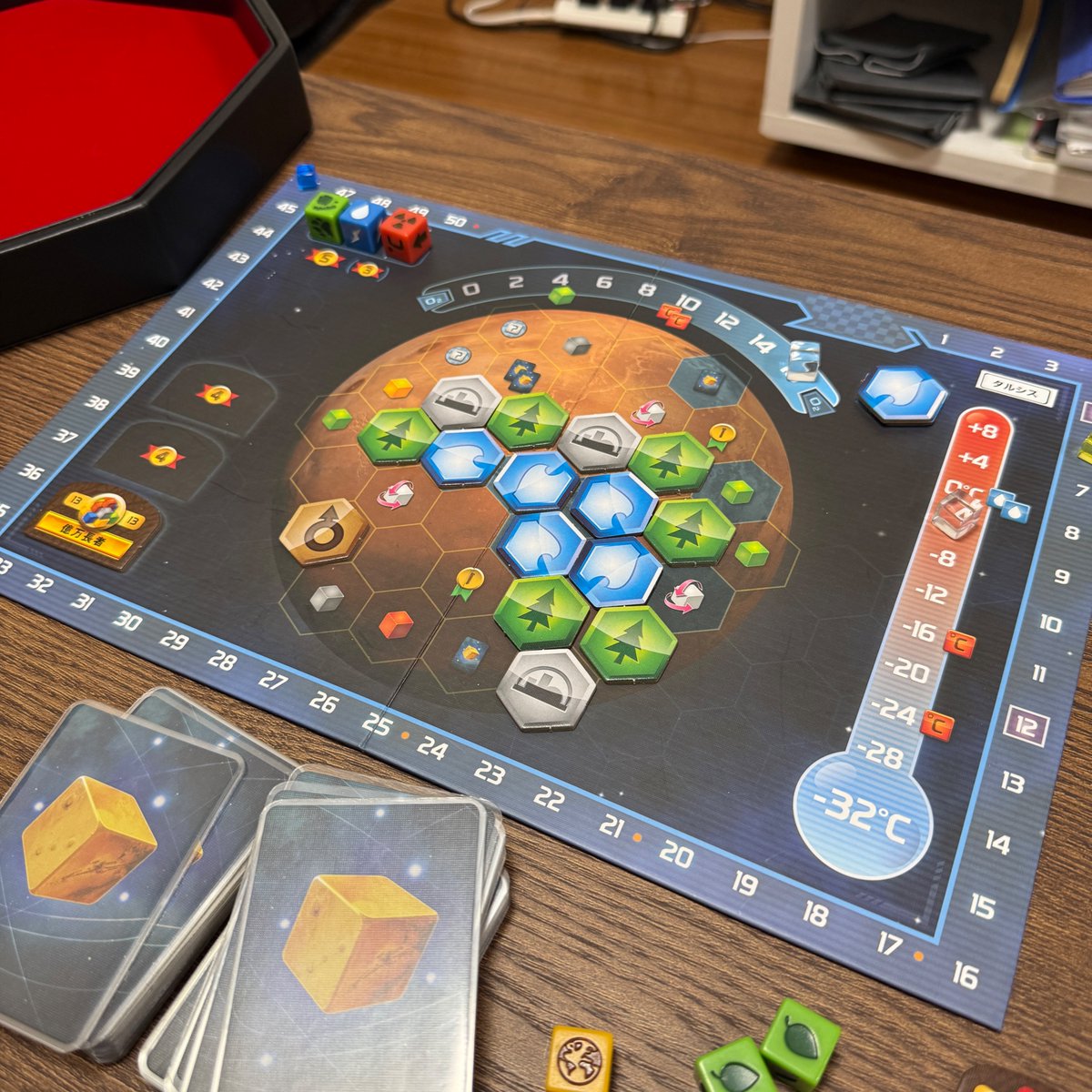 テラフォーミングマーズ ダイスゲーム リプレイ

ボードゲームに慣れていない相手が、カードシナジーを考えてガンガンTR値を上げてきて、大敗するところだった。相手が気づいていなかった称号と褒賞をかき集めることで何とか捲れた。ケアされたてたら完敗だった。楽しんでくれてたのは良かった。