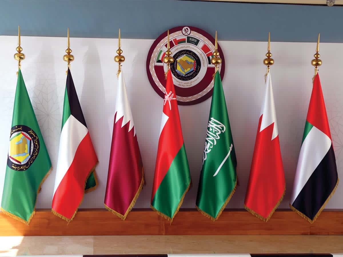 👑افضل خبر👇
مجلس التعاون الخليجي: يمكن البدء فوراً بالاندماج الاقتصادي بين اليمن ودول الخليج

كشف مجلس التعاون الخليجي عن رؤية متكاملة لدمج الاقتصاد اليمني مع اقتصادات دول الخليج، مشيراً إلى أن هذا المسار يمكن البدء به فوراً في المناطق التابعة للحكومة الشرعية.

وأوضح الأمين