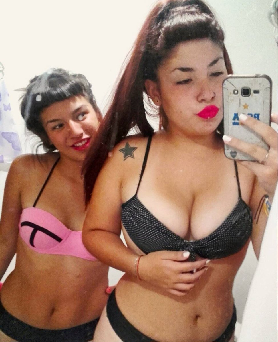 Chulita73656098's tweet photo. La gorda 🐷
Y la flaca 👙 https://t.co/5ey1alIxnJ