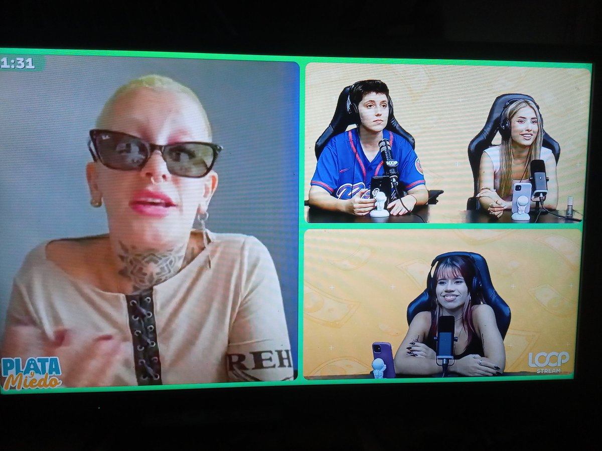 Juli en el stream Plata y Miedo. Hermosa entrevista! Y las conductoras re furiosas!!💖💖