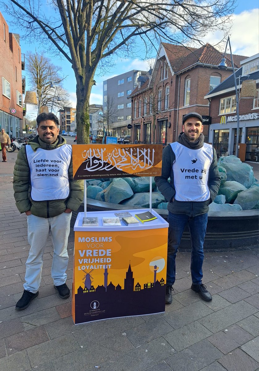 AMJArnhem's tweet photo. Vandaag bij onze boekentafel in #Ede spraken we een man die op zoek is naar het doel van het leven en de ziel. We vertelden hem over De Filosofie van de Islamitische Leer en hij nam het enthousiast mee. Moge Allah hem leiden #wareislam https://t.co/P1nj4nTp9N
