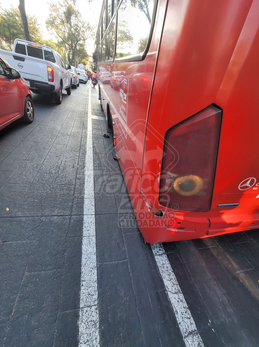 De película… pero de las que no quieres protagonizar🥴

Usuarios nos reportan que a un camión de la ruta T08 (antes 634) literalmente se le salieron las llantas del eje trasero en plena avenida Hidalgo, afuera del BBVA, en el centro de Zapopan. 

Afortunadamente todo quedó en el