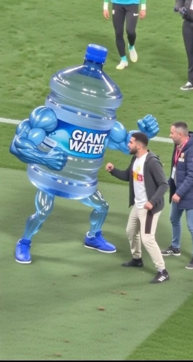 Ranicanceled4's tweet photo. EXCLUSIVA 💣

🍼 Se espera una sanción ejemplar por el botellazo a Comert.

⚖️ Los hechos ya se han puesto en manos de la justícia.

💰 Se espera una sanción de hasta 500.000€ para la botella.

🎤 "La culpa es de los jugadores que se visten como contenedores." - Ha declarado. https://t.co/36XwaTQWLD