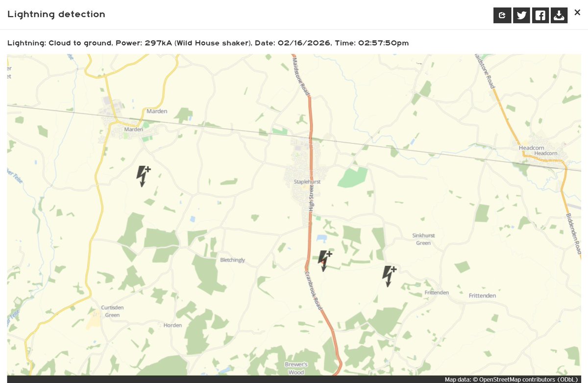 UK Thunderstorm Updates tweet media