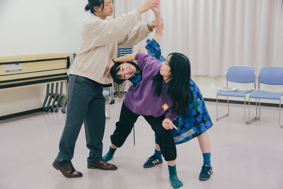 no_horn_unicorn's tweet photo. 【 稽古場便り✉️】

大がかりな美術がないシンプルな空間の中に本当の世界を創るため、身体を試行錯誤させながら動かします

これはとある動物の動き
ダンサーとして活動するコータローさんによるディレクション中

No Horn Unicorn『#猟銃』 
2/27〜28  テルプシコール
🎟️ https://t.co/iexvadkB4B https://t.co/jih0oOYK5e