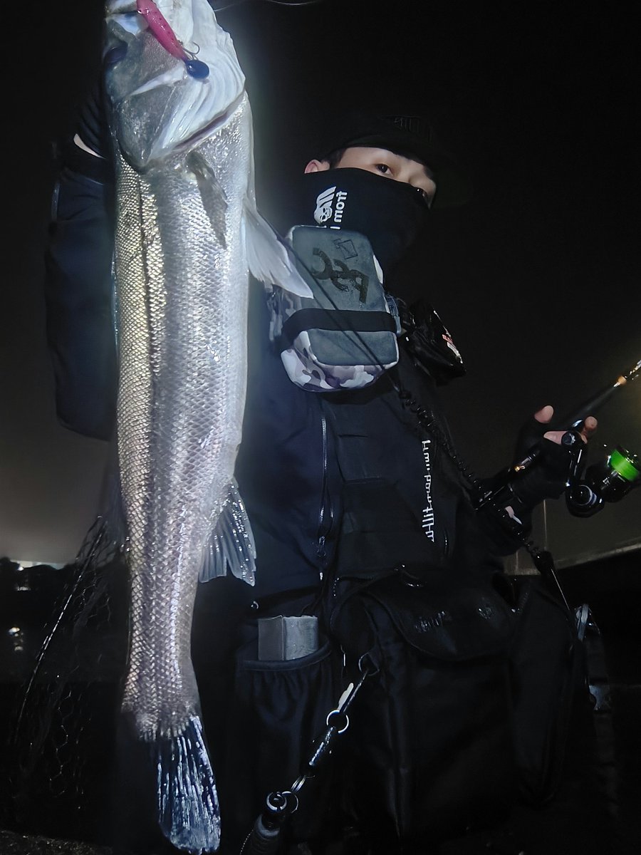 N4oNagashima's tweet photo. 水深30cm。干潮まで秒読みといった所
この条件下は足を取られるくらいの激流になる。普通の人なら諦める状況だ
実際、攻略法は少ない。
だが、悪条件を好むクレバーでアクティブなシーバスは必ず居る。
#marujin #マルジン
#UKベイト #UKBAIT15 https://t.co/LP2J0FkSg3