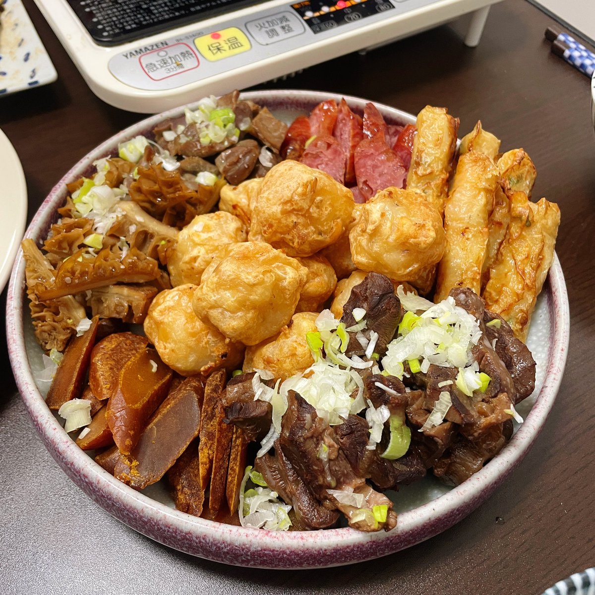 dosanyoi's tweet photo. 過去幾年沒什麼力氣，年夜飯總應付過去。今年終於感覺到力氣慢慢回來，有體力也有心情做年菜。做了蘿蔔糕、年���和滷味，烤烏魚子和香腸，氣炸澎湖花枝丸和蝦捲，有了獅子頭就要有蛋餃，再打張蔥油餅。找了喜愛台灣料理的日本友人們一起分享，順帶說說料理的故事。
好好過年，好好過這一年。
新年快樂。 https://t.co/Zz0UvQcRBr