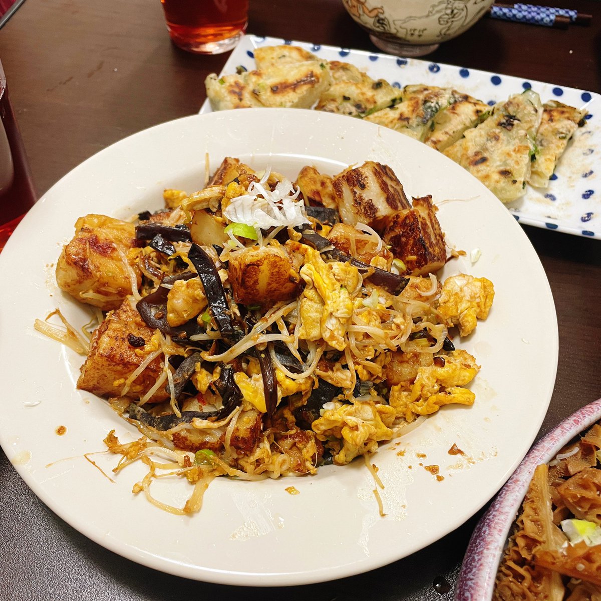 dosanyoi's tweet photo. 過去幾年沒什麼力氣，年夜飯總應付過去。今年終於感覺到力氣慢慢回來，有體力也有心情做年菜。做了蘿蔔糕、年���和滷味，烤烏魚子和香腸，氣炸澎湖花枝丸和蝦捲，有了獅子頭就要有蛋餃，再打張蔥油餅。找了喜愛台灣料理的日本友人們一起分享，順帶說說料理的故事。
好好過年，好好過這一年。
新年快樂。 https://t.co/Zz0UvQcRBr