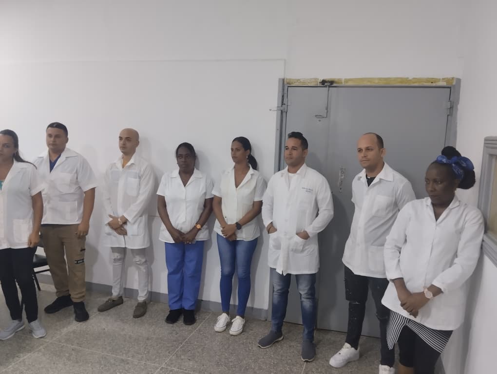 ¡Amanece en el #Amazonas con compromiso! 🌳🩺 Las brigadas del CAT "Guaicaipuro I" y la Coordinación Estadal inician la semana con su matutino reglamentario. Ciencia y tecnología cubana en el corazón de nuestra selva hermana. 🇨🇺🇻🇪 #CubaPorLaVida #CubaCoopera