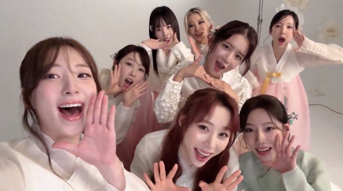chtqnf_'s tweet photo. 손주연 월급 두 배 줘라…
멤버 8명 전원 얼굴 오이 안 되게 사진찍는 거 
진짜 아무나 하는 거 아니다 https://t.co/wMfnEWoABx