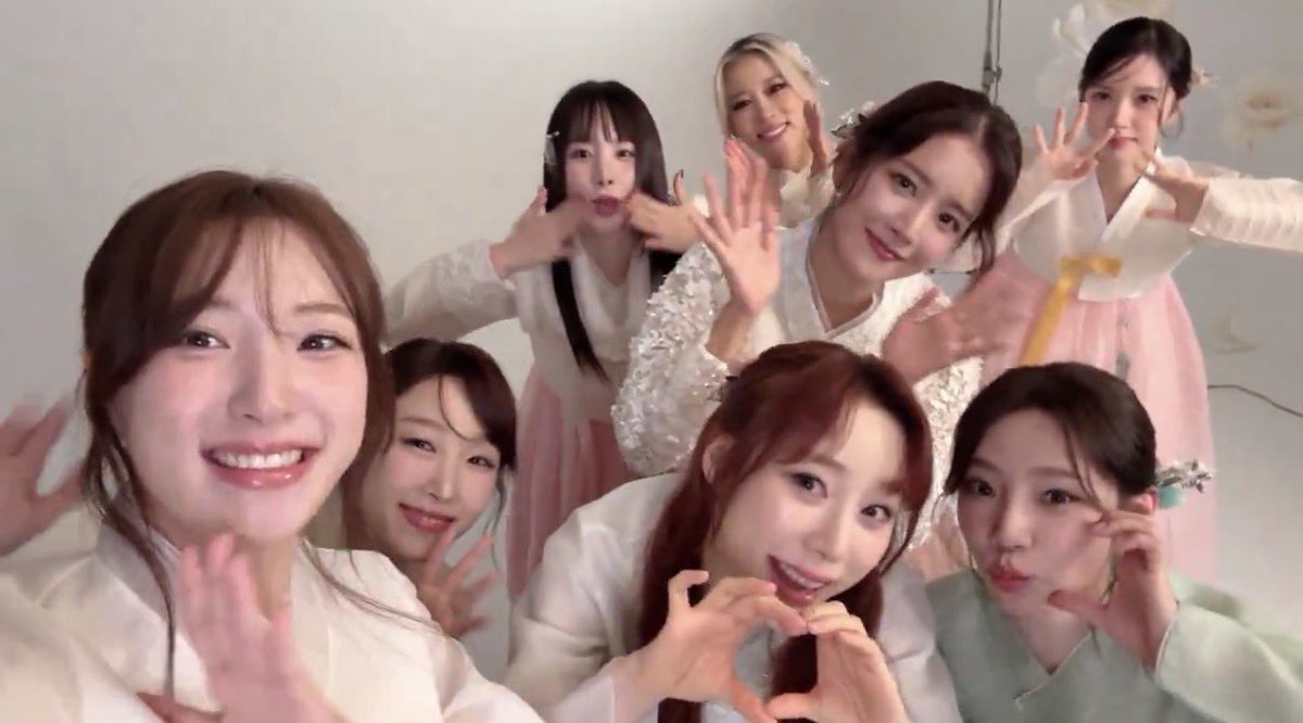 chtqnf_'s tweet photo. 손주연 월급 두 배 줘라…
멤버 8명 전원 얼굴 오이 안 되게 사진찍는 거 
진짜 아무나 하는 거 아니다 https://t.co/wMfnEWoABx