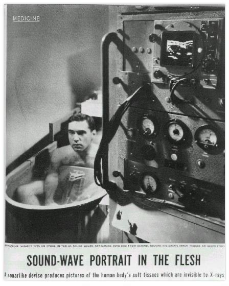 في الخمسينات كانوا يصورون بالألتراساوند والمريض داخل حوض مويه 😁
لأن الماء كان الـ Coupling medium قبل اختراع الجل.

الصورة بدائية جدًا
لكن كانت ثورة علمية باسم:
“Sound-wave portrait in the flesh” 

وفي 1961 ظهر Water-bag B-mode
وهو أساس الألتراساوند اللي نستخدمه اليوم🌟