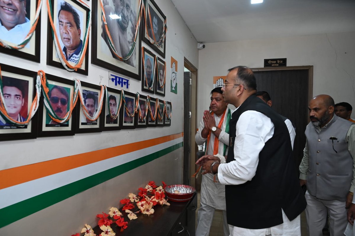 SuriAminul's tweet photo. आज छत्तीसगढ़ प्रवास के दौरान भारतीय राष्ट्रीय कांग्रेस के छत्तीसगढ़ प्रदेश कांग्रेस के कार्यालय राजीव भवन, रायपुर पहुँचकर अल्पसंख्यक विभाग के साथियों एवं तमाम कांग्रेसजन कार्यकर्ताओं से मुलाक़ात हुई। साथियों की मोहब्बत, जज़्बा और पार्टी के प्रति उनकी वफ़ादारी ने दिल को मज़बूती दी।
सर्वप्रथम जीरम घाटी में शहीद हुए हमारे कांग्रेस परिवार के वीर साथियों को ख़िराज-ए-अक़ीदत पेश की। उनकी कुर्बानियाँ हमारे लिए मशाल-ए-राह हैं। हम उनके सपनों के छत्तीसगढ़ और मज़बूत कांग्रेस के निर्माण के लिए पूरी तरह प्रतिबद्ध हैं।
इस अवसर पर छत्तीसगढ़ प्रदेश कांग्रेस कमेटी अल्पसंख्यक विभाग के अध्यक्ष श्री अमीन मेमन जी, पूर्व विधायक एवं जिला कांग्रेस कमेटी जशपुर के अध्यक्ष श्री युडी मिंज जी, सहित प्रदेश के अनेक पदाधिकारीगण मौजूद रहे।
हम सबका एक ही संकल्प है — इत्तेहाद, भाईचारा और इंसाफ़ के साथ कांग्रेस पार्टी को और अधिक मज़बूत करना।
छत्तीसगढ़ की अवाम के हक़ की लड़ाई पूरी ताक़त और ईमानदारी से जारी रहेगी। 
@ShayarImran 
@INCMinority 
@INCChhattisgarh