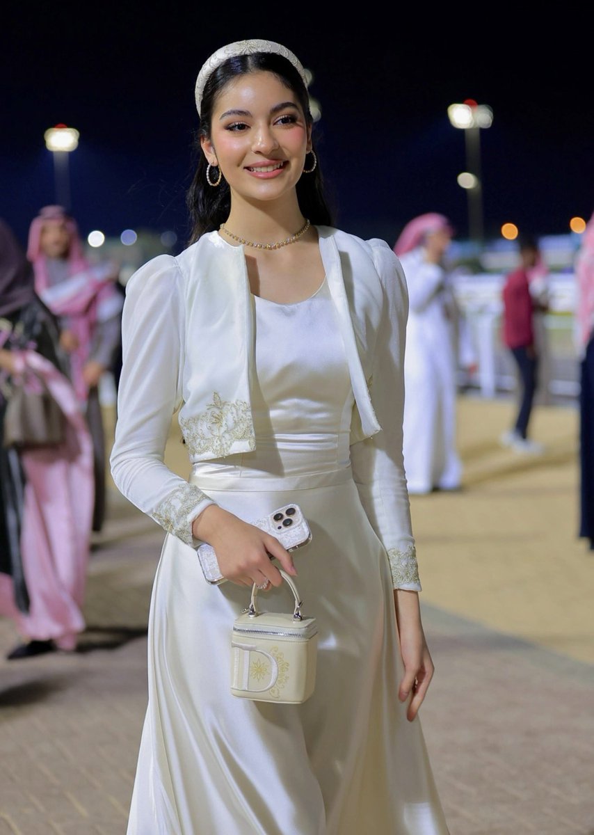 من الإطلالات الأكثر من رائعة لـ ليندا الفيصل في #كأس_السعودية من دار 𝙨𝙖𝙢𝙖𝙧 𝙗𝙮 𝙨𝙧 بفستان مُطرز بخيوط الزري الذهبيه بزخارف مستلهمة من الفن النجدي ، الإطلالة راقية جداً ومناسبة لعمرها ✨