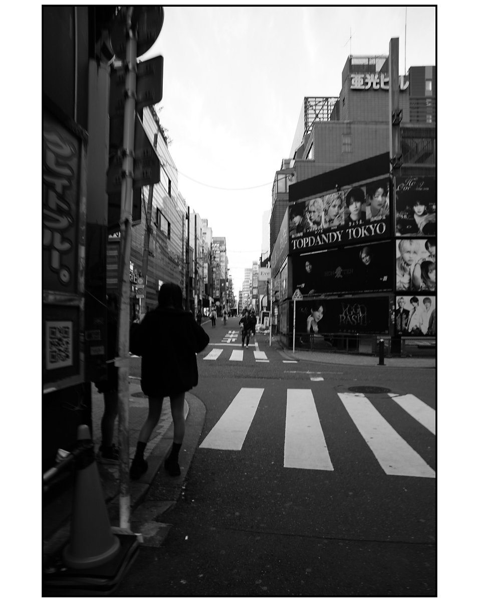 paco_mjp's tweet photo. 2025/11/16 #新宿 #shinjuku #歌舞伎町 #kabukicho #大遊戯場歌舞伎町 #sony #sonyalpha #a7c #pentax #smctakumar #20mm #street #streetsnap #streetphotography #road #roadside #roadsidephotography #monochrome #blackandwhite #blackandwhitephotography #bnw #bnwphotography #theworldisee https://t.co/BTRIF4xttr