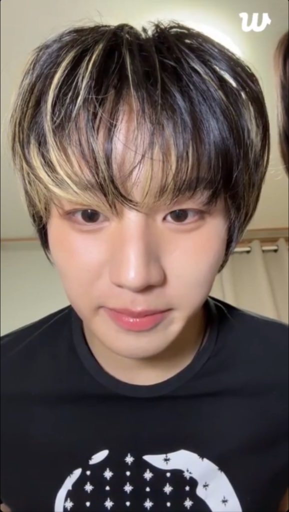 leebinuu's tweet photo. 굽굽 블러셔에 글로우립 메컵한 거누 귀하다 😌💕💕💕💕💕💕💕💕💕💕💕💕 https://t.co/h4W6Mx9jWX