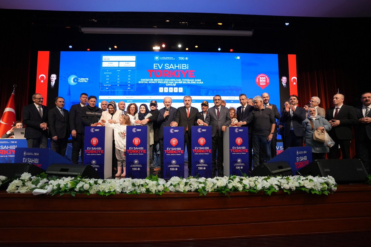 Mustafa_Destici's tweet photo. Çevre, Şehircilik ve İklim Değişikliği Bakanlığımıza bağlı TOKİ’nin 500 Bin Sosyal Konut Projesi kapsamında Eskişehir’de inşa edilecek 6.055 konutun kura çekilişine katıldık.

Hemşerilerimizin yeni yuvalarına kavuşma heyecanına ortak olduk.

Hak sahiplerine hayırlı, uğurlu olmasını temenni ediyorum.🇹🇷