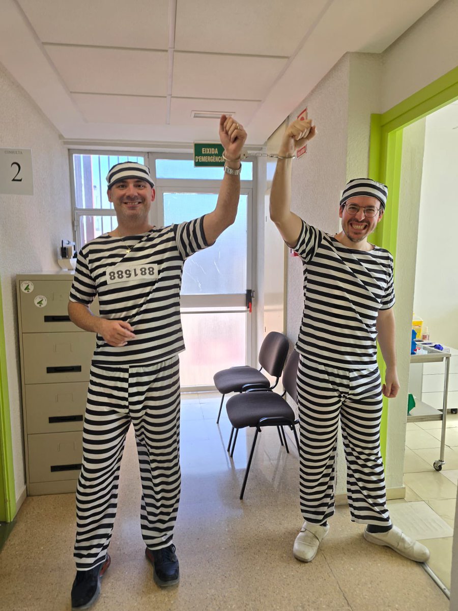 MUDmedicos's tweet photo. Prisioneros de un sistema que nos impone guardias de 24 horas que nos agotan física y mentalmente y que, además, ni siquiera computan íntegramente para nuestra jubilación. 

Trabajamos en condiciones precarias, con plantillas insuficientes y listas de espera interminables que deterioran la atención. Esta huelga no es solo por nosotros: es por una sanidad digna, segura y sostenible para todos.

Necesitamos un Estatuto del Médico que empiece a protegernos.