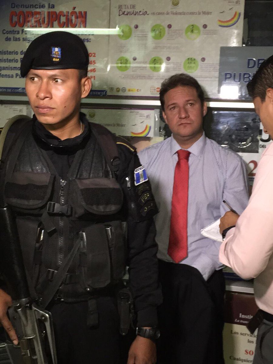 Resulta muy ilustrativo que la persona que pide «un dictador como Bukele» haya sido capturado por corrupción en el Seguro Social en 2015, liberado después por magistrados prevaricadores.